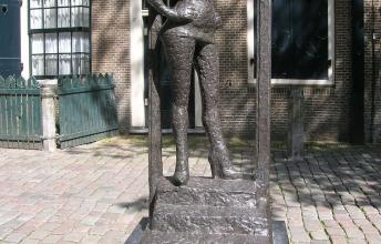 Weird statues of the world: Belle in Amsterdam